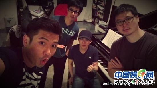 王力宏李云迪親密看電影被抓現(xiàn)行 網(wǎng)友呼：在一起！