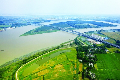 泰州大橋?qū)⑻┲荨P(yáng)中、鎮(zhèn)江、常州串成一線。