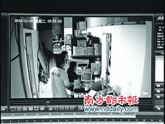 監(jiān)控錄像顯示，11月20日晚7時23分，佳恩超市兩名男員工引導(dǎo)蔣女士，從辦公室走進倉庫。南都見習(xí)記者 陳竹沁 翻拍