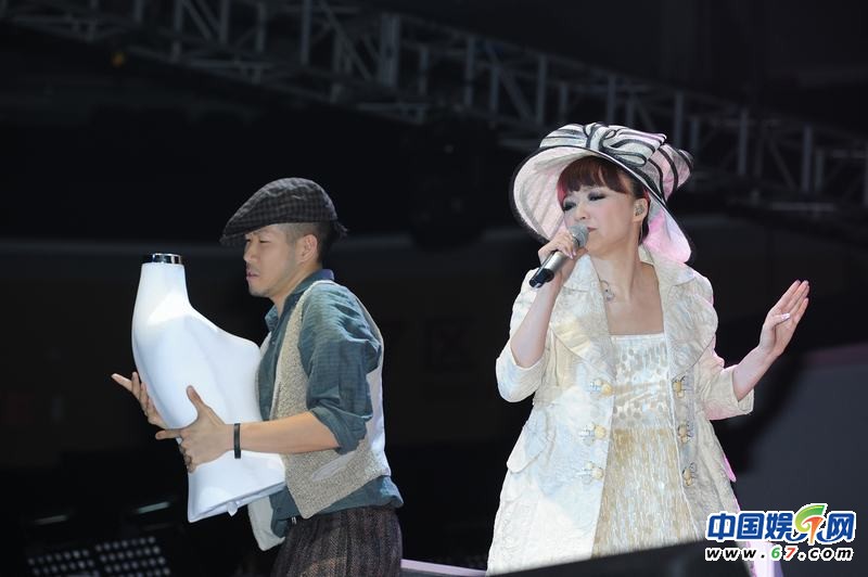 陳慧嫻廣州個唱大跳《江南style》 現場爆棚歌迷齊呼“老婆“