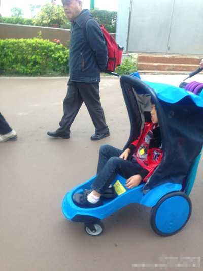 Lucas長大換推車，但手長腳長的他依舊顯得有點勉強