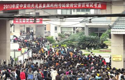 11月24日，大石西路成都職業(yè)技術(shù)學院，考生進場參加考試。