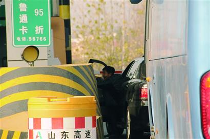 高速路自動(dòng)取卡機(jī)卡住司機(jī) 百萬(wàn)豪車撞石墩