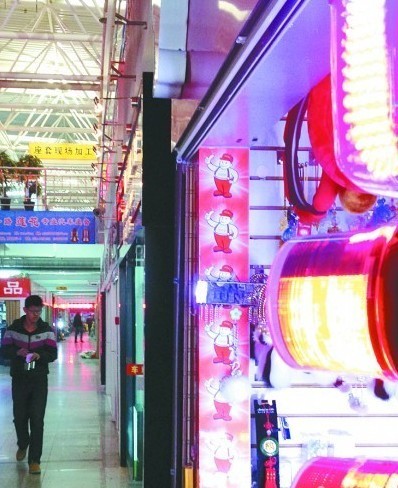 私家車(chē)裝警笛搖身變警車(chē) 深夜招搖過(guò)市