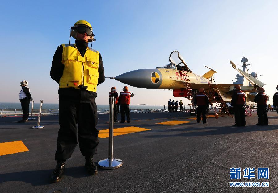 （軍事）（13）我航空母艦順利進行殲—15飛機起降飛行訓練