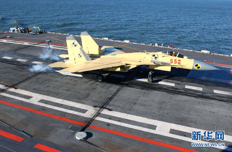 （軍事）（11）我航空母艦順利進行殲—15飛機起降飛行訓(xùn)練
