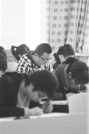 情侶開(kāi)賓利考辦公室科員 女方家長(zhǎng)稱考不上分手