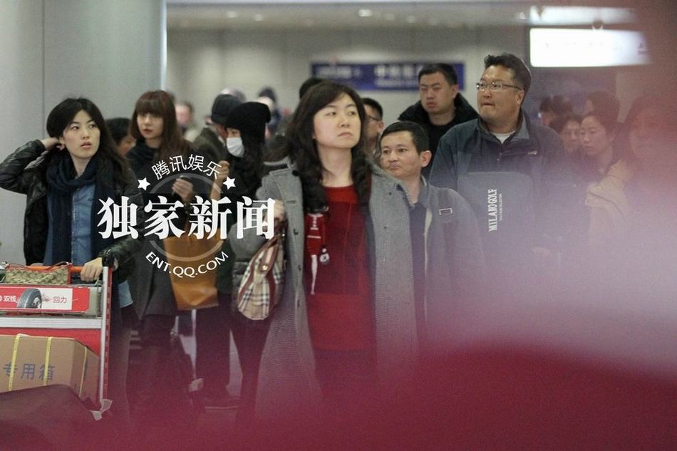 李冰冰豪車隊(duì)接機(jī)排場大 美女助理驚艷亮相似Ella