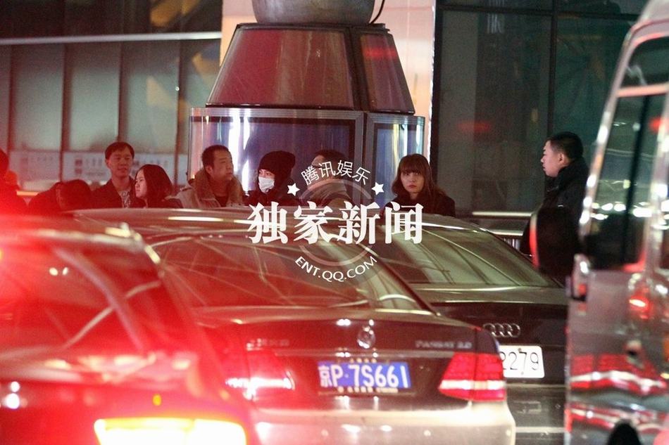 李冰冰豪車隊(duì)接機(jī)排場(chǎng)大 美女助理驚艷亮相似Ella
