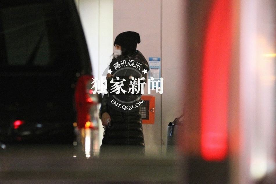 李冰冰豪車隊接機排場大 美女助理驚艷亮相似Ella