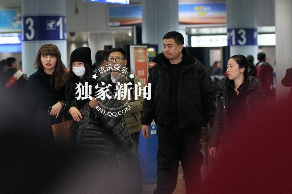 李冰冰豪車隊接機(jī)排場大 美女助理驚艷亮相似Ella