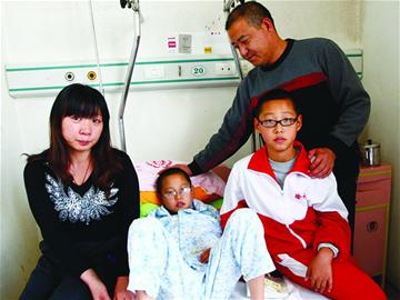 青島雙胞胎患罕見肝病 弟弟切脾仍難治哥哥隨時(shí)發(fā)病