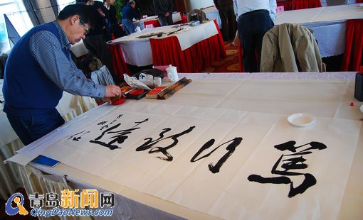 青島書(shū)法家潑墨揮毫寫(xiě)地鐵站名 曬名畫(huà)作品