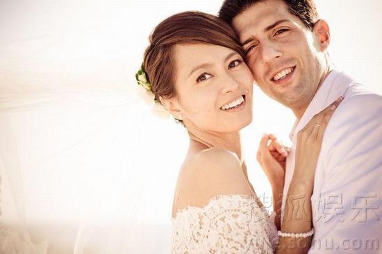 梁詠琪百張婚禮溫馨照曝光 與老公擁吻分享幸福