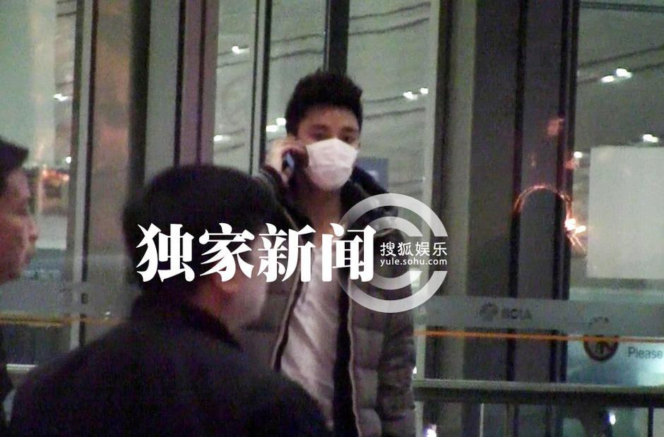 賈乃亮機(jī)場疾走 電話不停似思女心切
