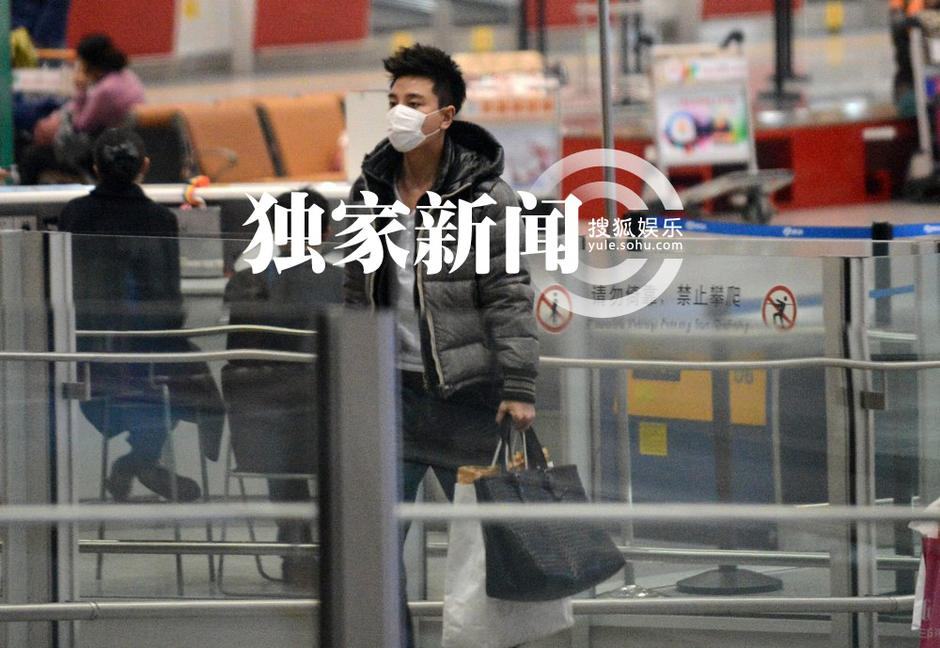 賈乃亮機場疾走 電話不停似思女心切