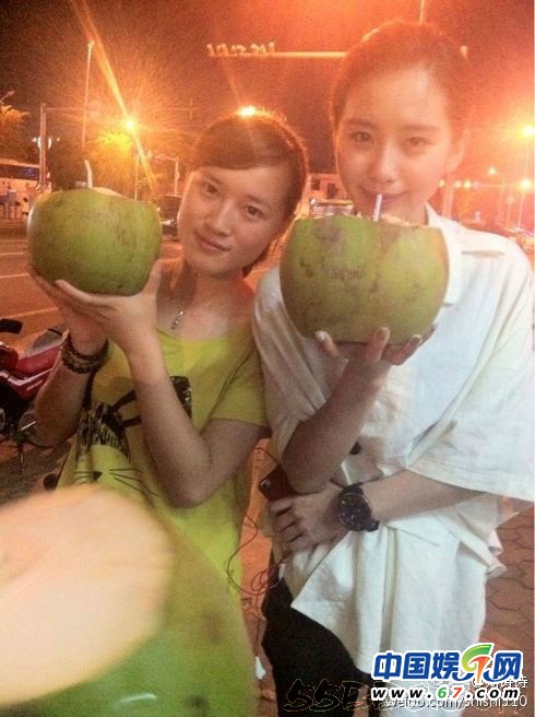 劉詩詩海量素顏街拍 網(wǎng)友大贊天生麗質(zhì)
