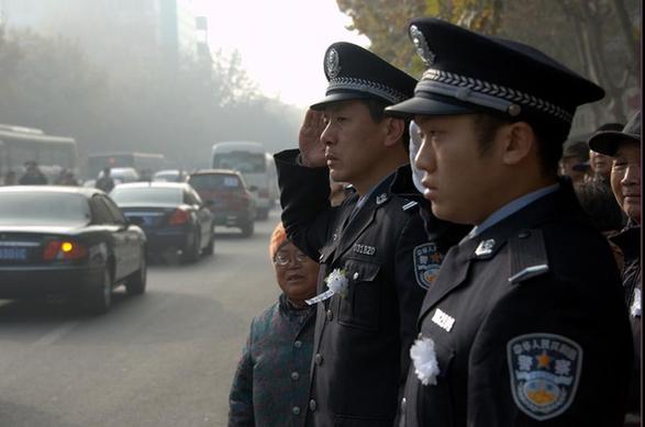 #（晚報(bào)）（4）山東辦案遇襲殉職民警黃升追悼會(huì)在徐州舉行