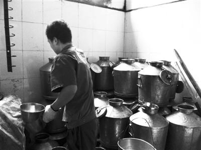 11月26日，在酒鬼酒生產(chǎn)基酒的車間，輸酒管、接酒桶都已是不銹鋼材質(zhì)，基酒產(chǎn)出后將進(jìn)入酒窖封存。