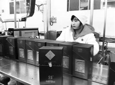 11月26日，酒鬼酒成品酒包裝車間，55°酒鬼酒正在包裝。 新京報記者 鄭道森 攝