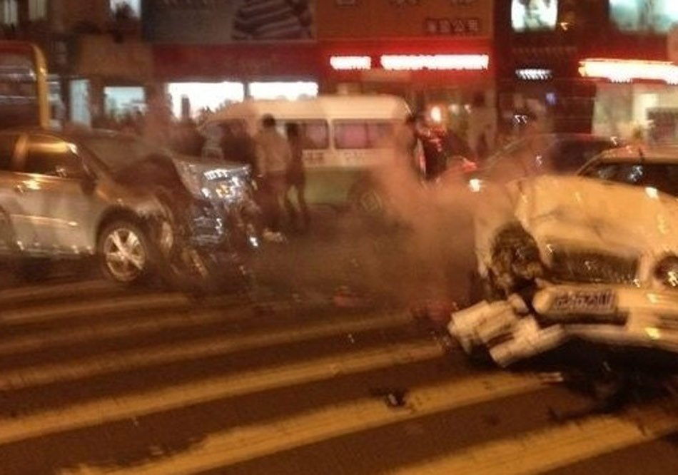 浙江男子持刀在鬧市劫車 引發(fā)連環(huán)車禍