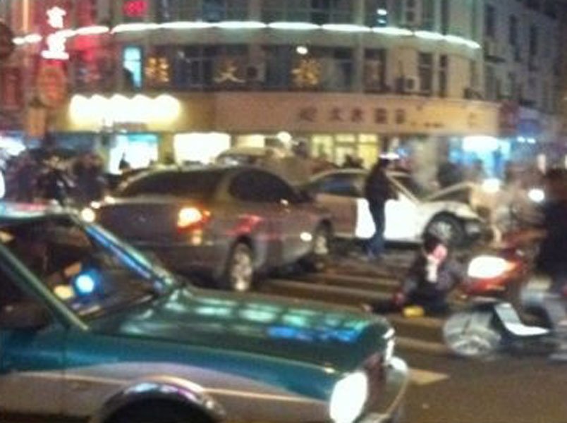 浙江男子持刀在鬧市劫車 引發(fā)連環(huán)車禍