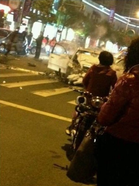 浙江男子持刀在鬧市劫車 引發(fā)連環(huán)車禍