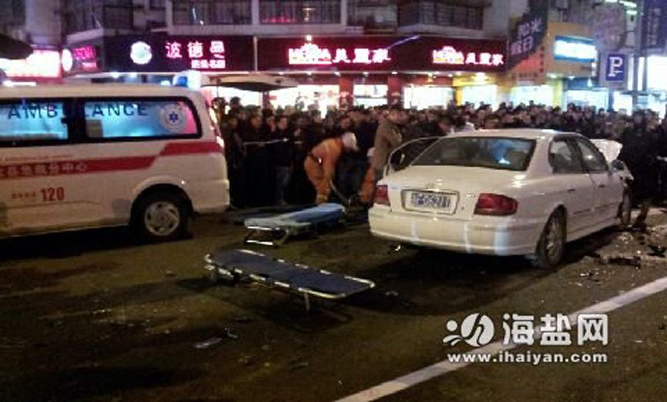 浙江男子持刀在鬧市劫車(chē) 引發(fā)連環(huán)車(chē)禍