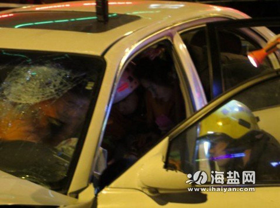 浙江男子持刀在鬧市劫車 引發(fā)連環(huán)車禍