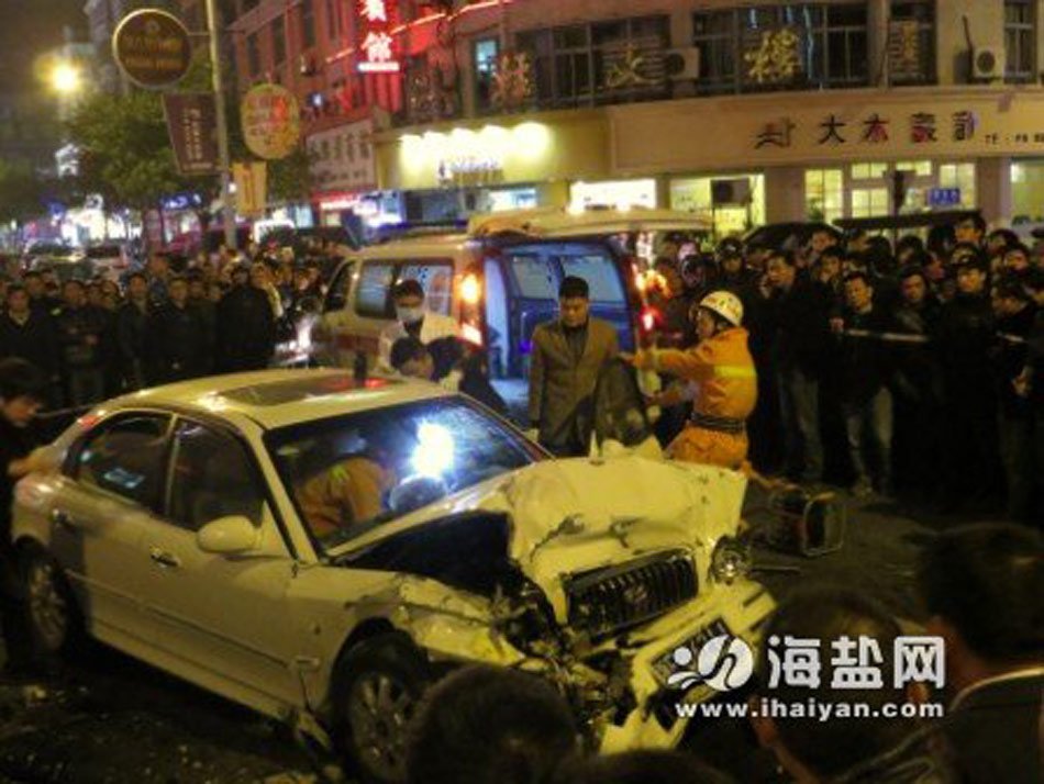 浙江男子持刀在鬧市劫車 引發(fā)連環(huán)車禍