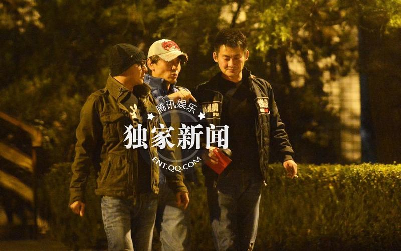 明星足球隊(duì)夜會餃子館 孫楠房車主路倒車