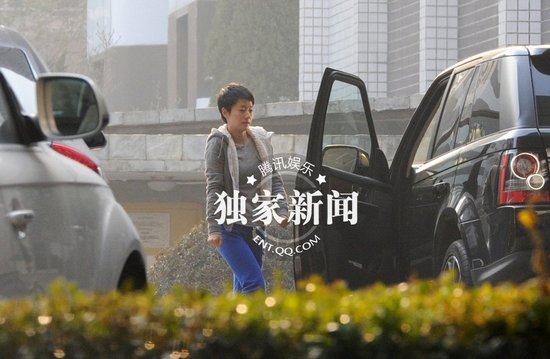 馬伊琍帶女兒悠閑逛商場(chǎng) 著急找不到車位面露難色