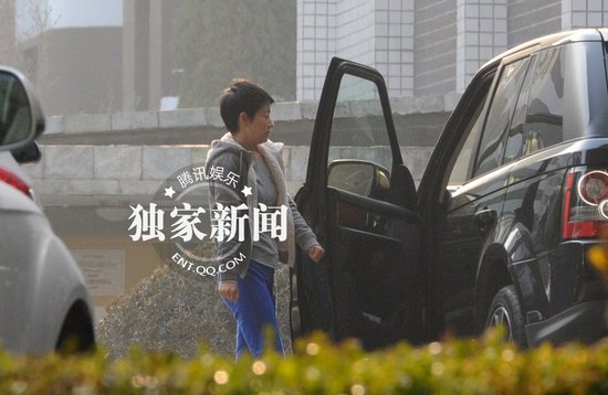 馬伊琍帶女兒悠閑逛商場(chǎng) 著急找不到車(chē)位面露難色