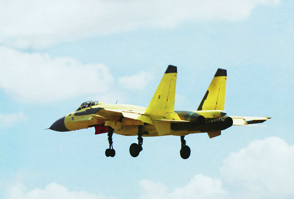 資料圖：國(guó)產(chǎn)殲-15艦載戰(zhàn)機(jī)。
