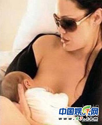 盤點(diǎn)當(dāng)眾哺乳秀母愛的女星