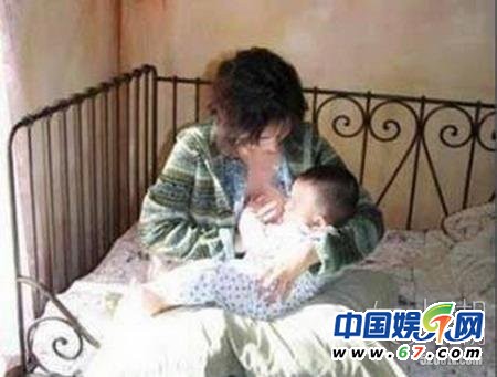 盤點當(dāng)眾哺乳秀母愛的女星