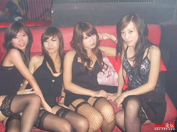 KTV里盡是齷齪男女 瘋玩無(wú)底線(xiàn)