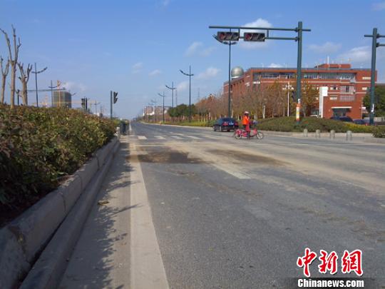 事發(fā)現(xiàn)場(chǎng)位于路口紅綠燈處?！」热A　攝