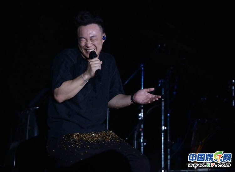 陳奕迅個(gè)唱現(xiàn)場(chǎng)賣萌耍寶