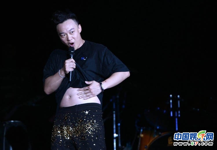 陳奕迅?jìng)€(gè)唱現(xiàn)場(chǎng)賣(mài)萌耍寶