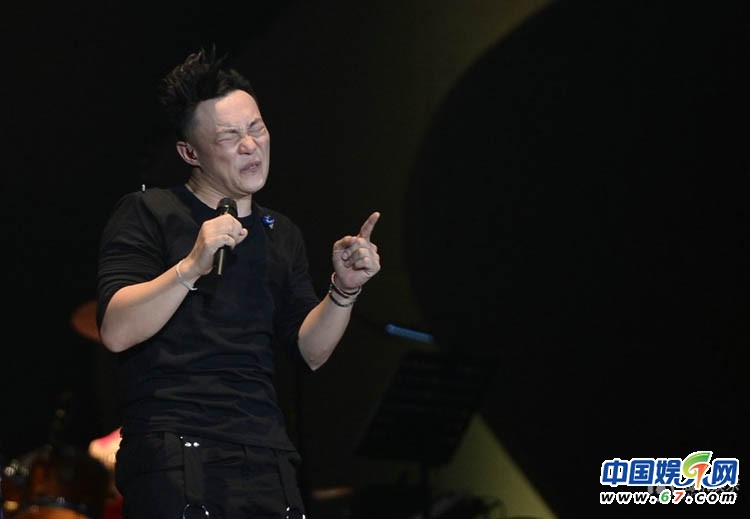 陳奕迅個唱現(xiàn)場賣萌耍寶