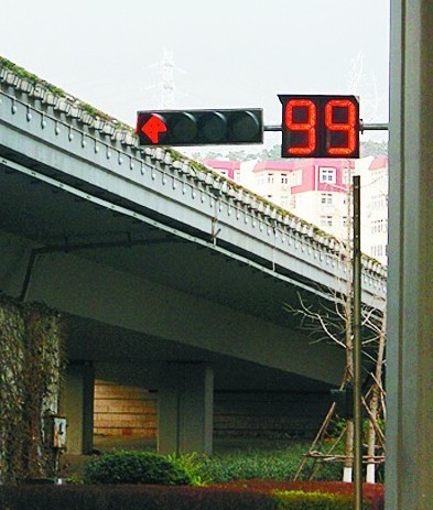 盤點(diǎn)青島信號燈之最 最長信號燈時(shí)間130秒
