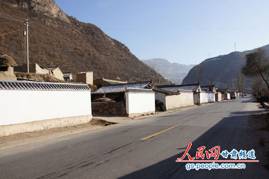 甘肅漳縣殪虎橋鄉(xiāng)東橋村，一排已經(jīng)粉刷過的“遮羞墻”（人民網(wǎng)記者 高翔 張鵬 隋欣 攝）