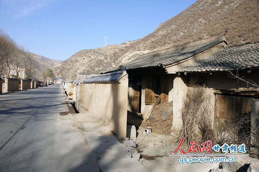 甘肅漳縣殪虎橋鄉(xiāng)東橋村，一間被墻所擋的民房（人民網(wǎng)記者 高翔 張鵬 隋欣 攝）