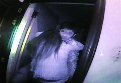 小情侶為刷碗問(wèn)題玩命 女友菜刀砍傷男友鬧自殺