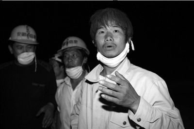 2008年，映秀馬元江搜救現(xiàn)場(chǎng)的尹春龍。（資料圖片） 本報(bào)記者周民攝