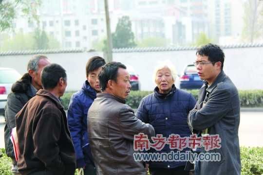 登封法院外，張海超與病人和家屬交談。在許多塵肺病友看來(lái)，張海超是一個(gè)大救星。
