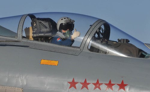 我空軍出動殲10殲11機(jī)群舉行最大規(guī)?？諔?zhàn)演練