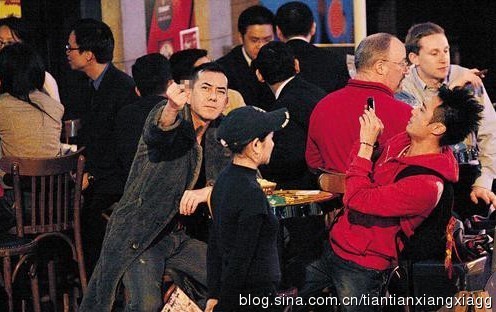張杰文章豎中指不雅照曝光 文章當街調(diào)戲馬伊琍