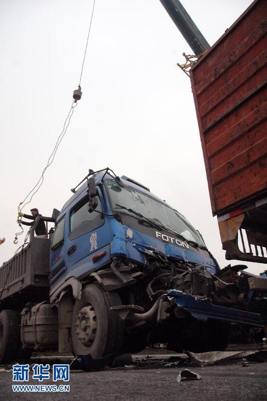 （突發(fā)事件）（1）滬昆高速江西鷹潭段發(fā)生5車(chē)連環(huán)相撞事故